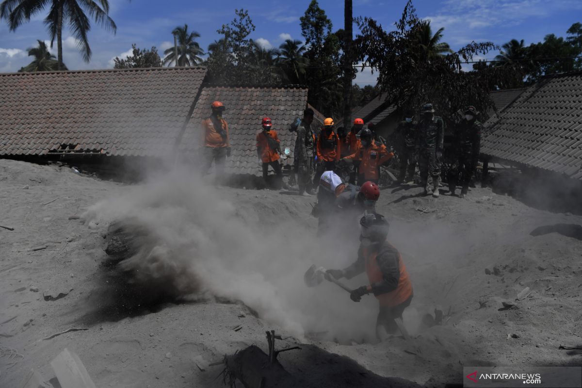 Tanah di sekitar Semeru masih panas, pencarian korban terkendala