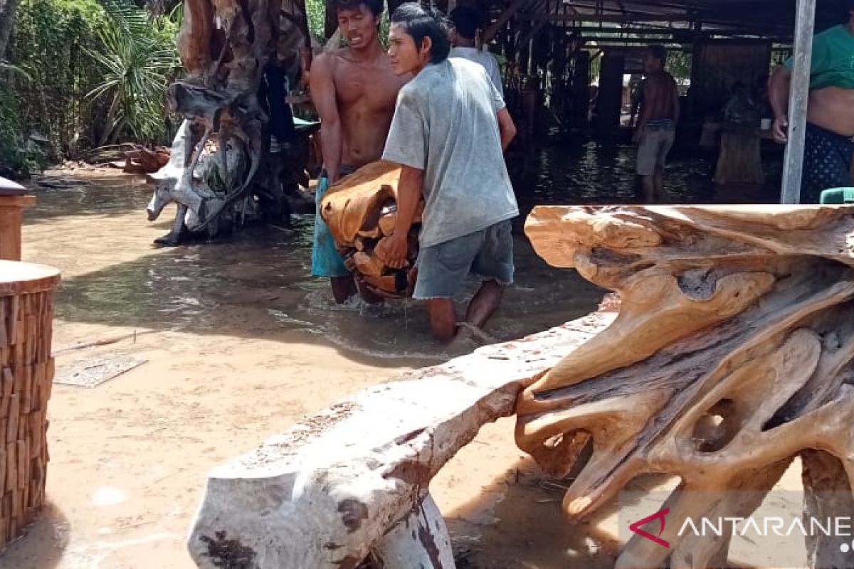 Korban banjir di Lombok Barat kesulitan makanan dan air bersih