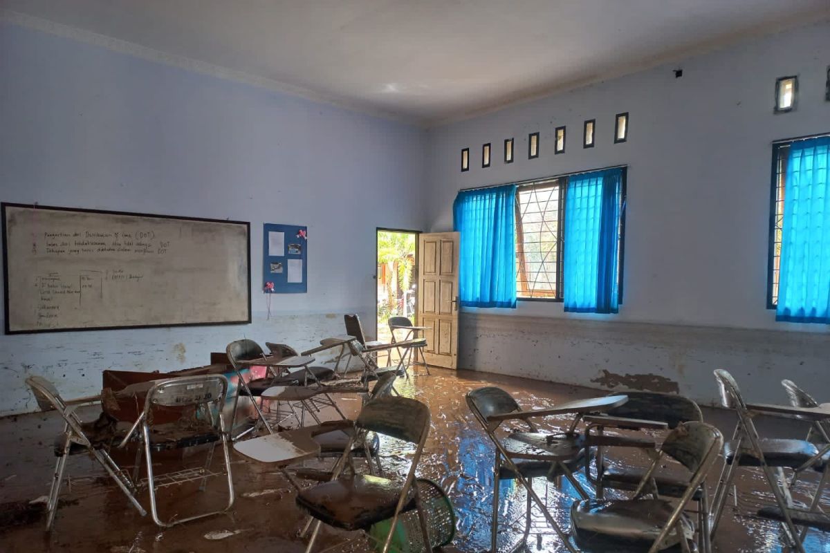 Pasca banjir, ruangan kelas SMKN 1 Batulayar Lombok Barat luluh lantak