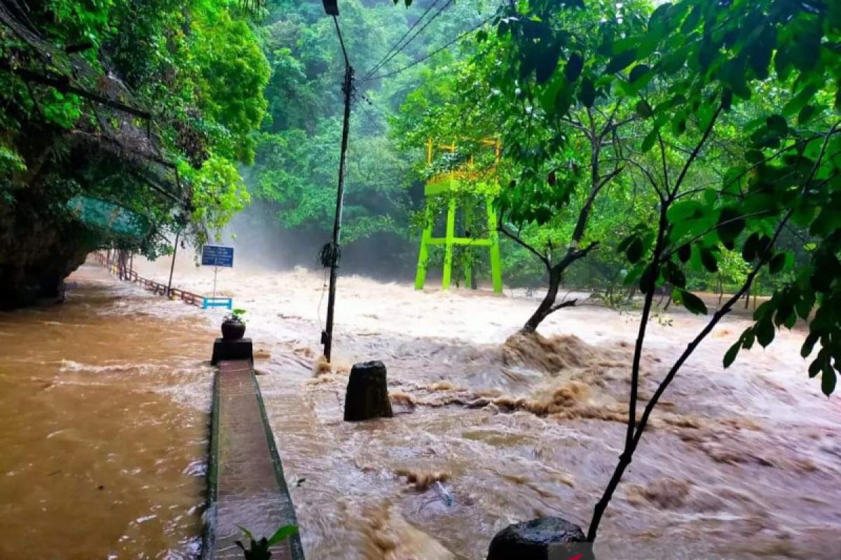 Taman Wisata Bantimurung ditutup akibat banjir