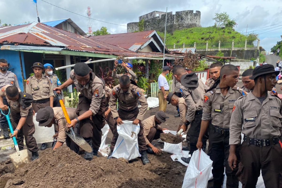 Polda Malut terjunkan personel bantu warga terdampak banjir rob
