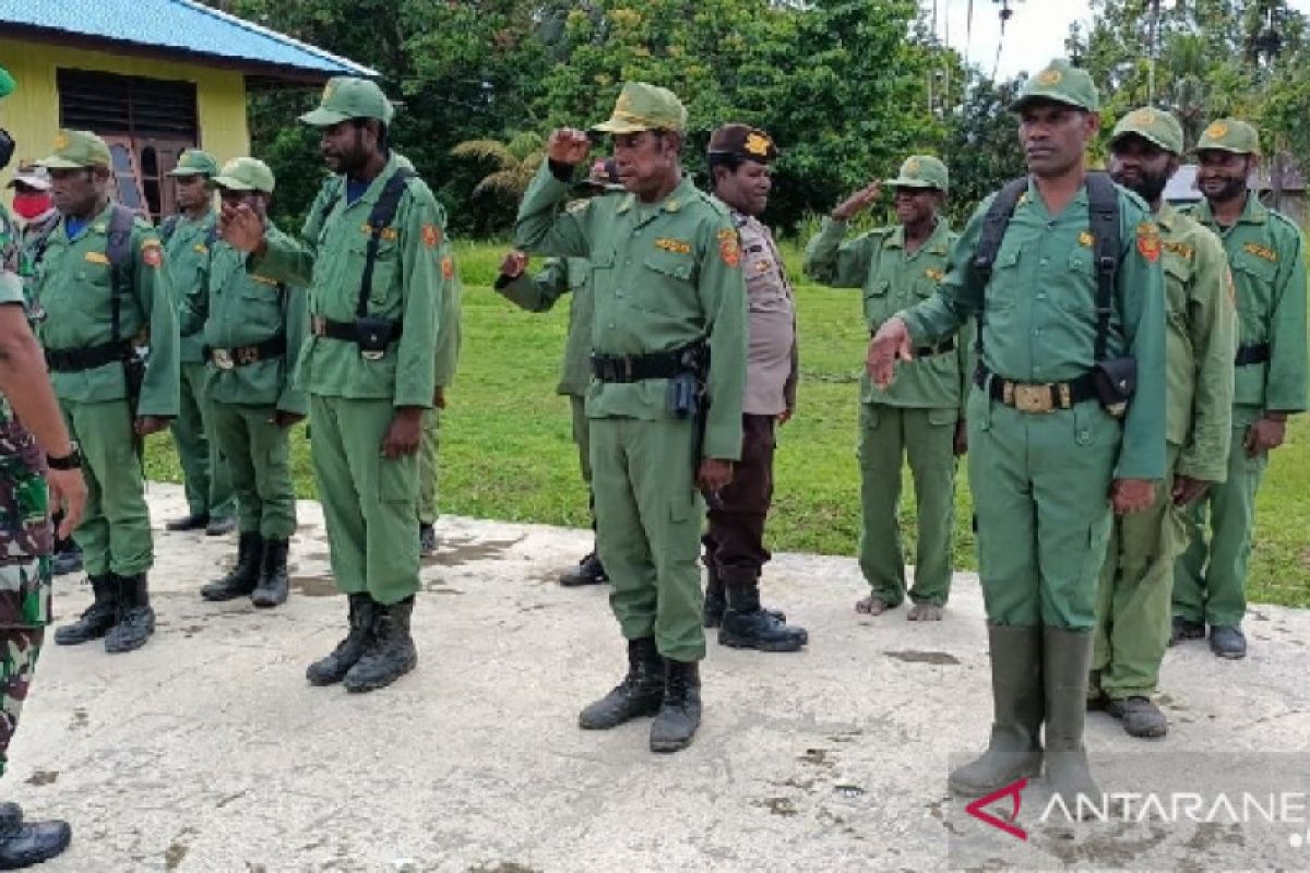 TNI/Polri latih baris berbaris anggota Linmas Waropen Papua