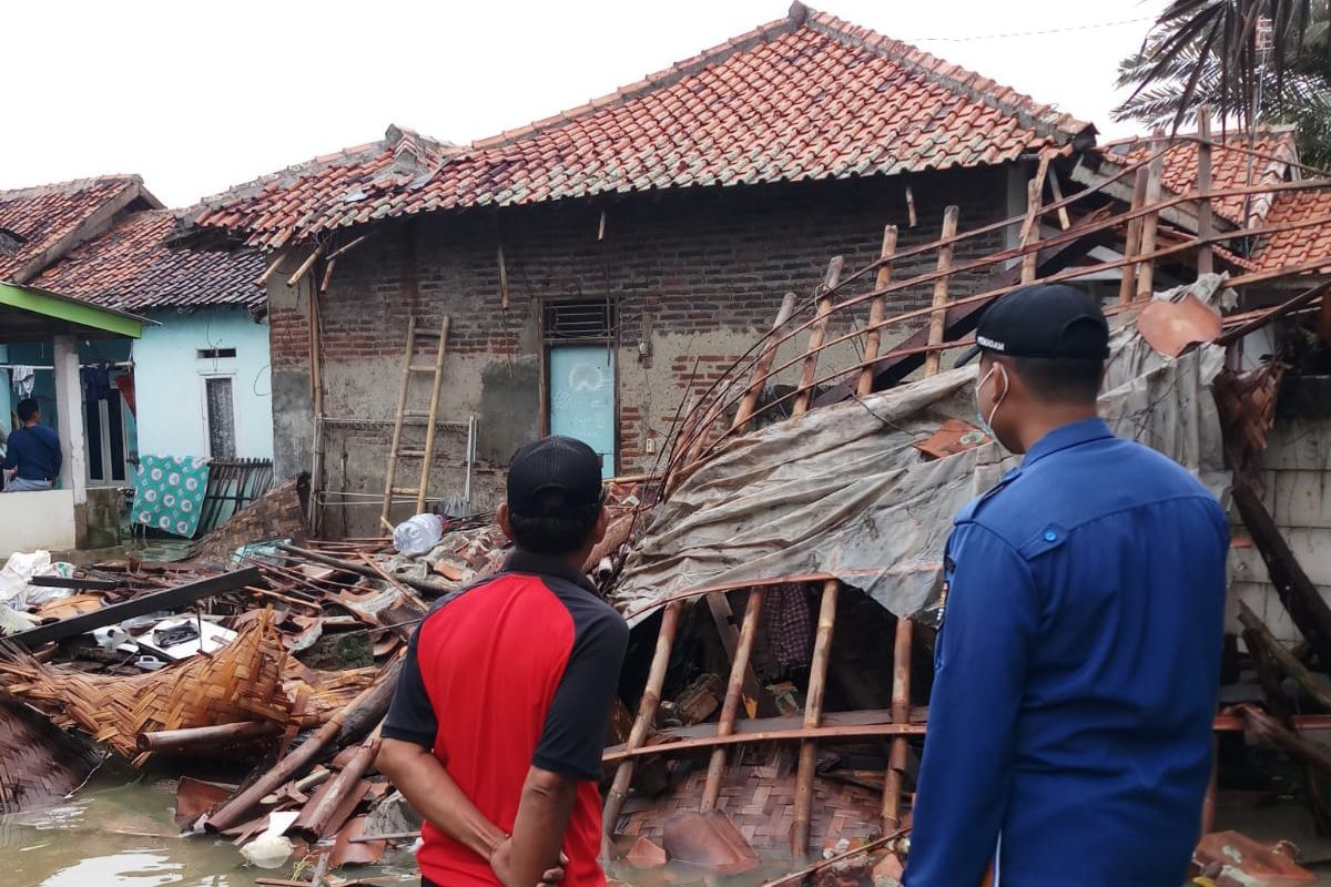 Angin kencang terjadi di Tangerang, 28 rumah warga alami kerusakan