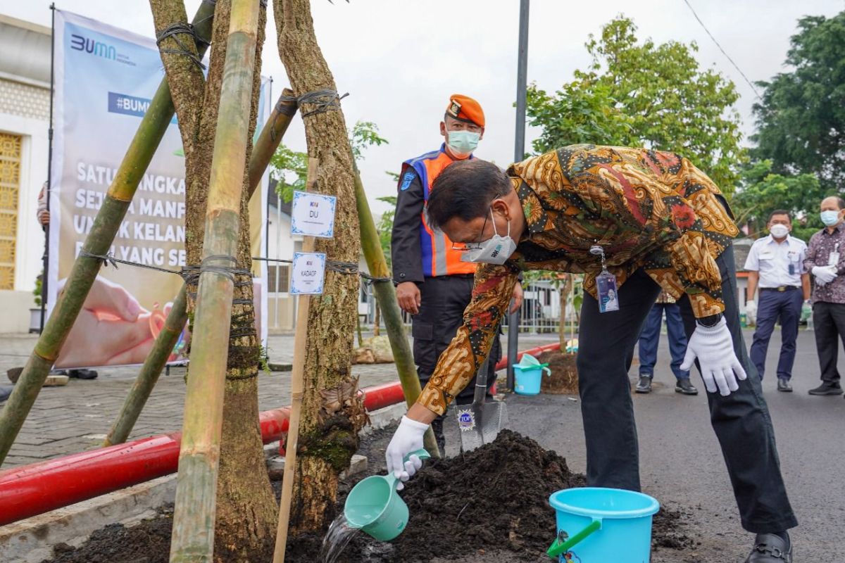 KAI tanam pohon  sukseskan Program BUMN Hijaukan Indonesia