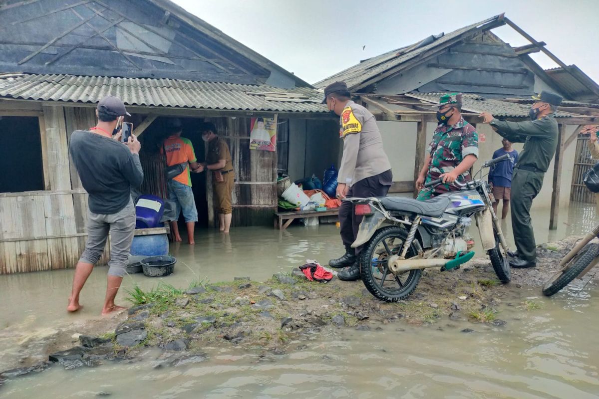 Camat Labuhan Maringgai beri bantuan sembako warga rumahnya terdampak rob dan angin kencang