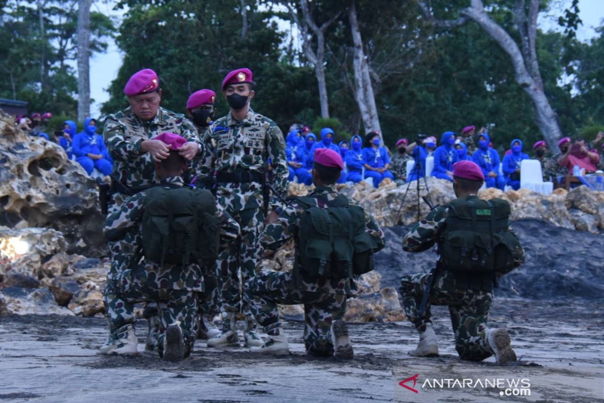 Kasal Yudo Margono sematkan baret ungu kepada 512 prajurit Korps Marinir