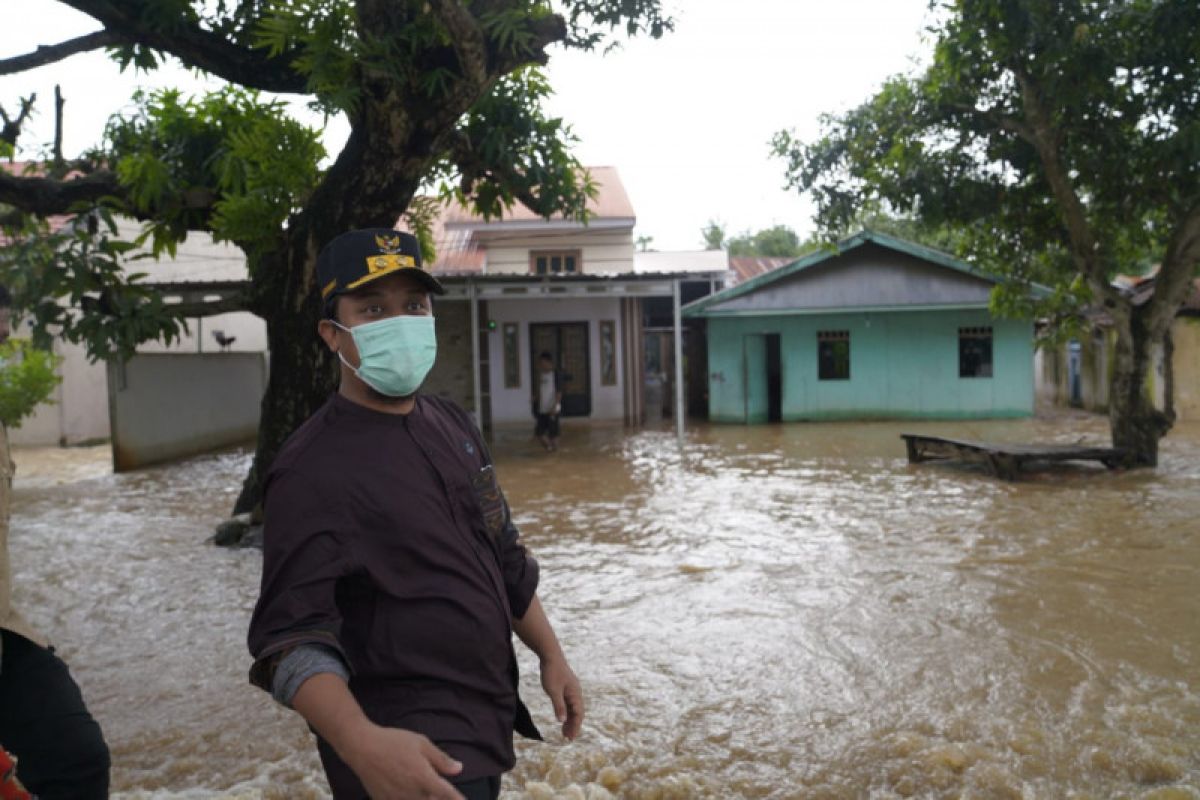 Banjir di Takalar, Plt Gubernur Sulsel memantau dengan berjalan kaki