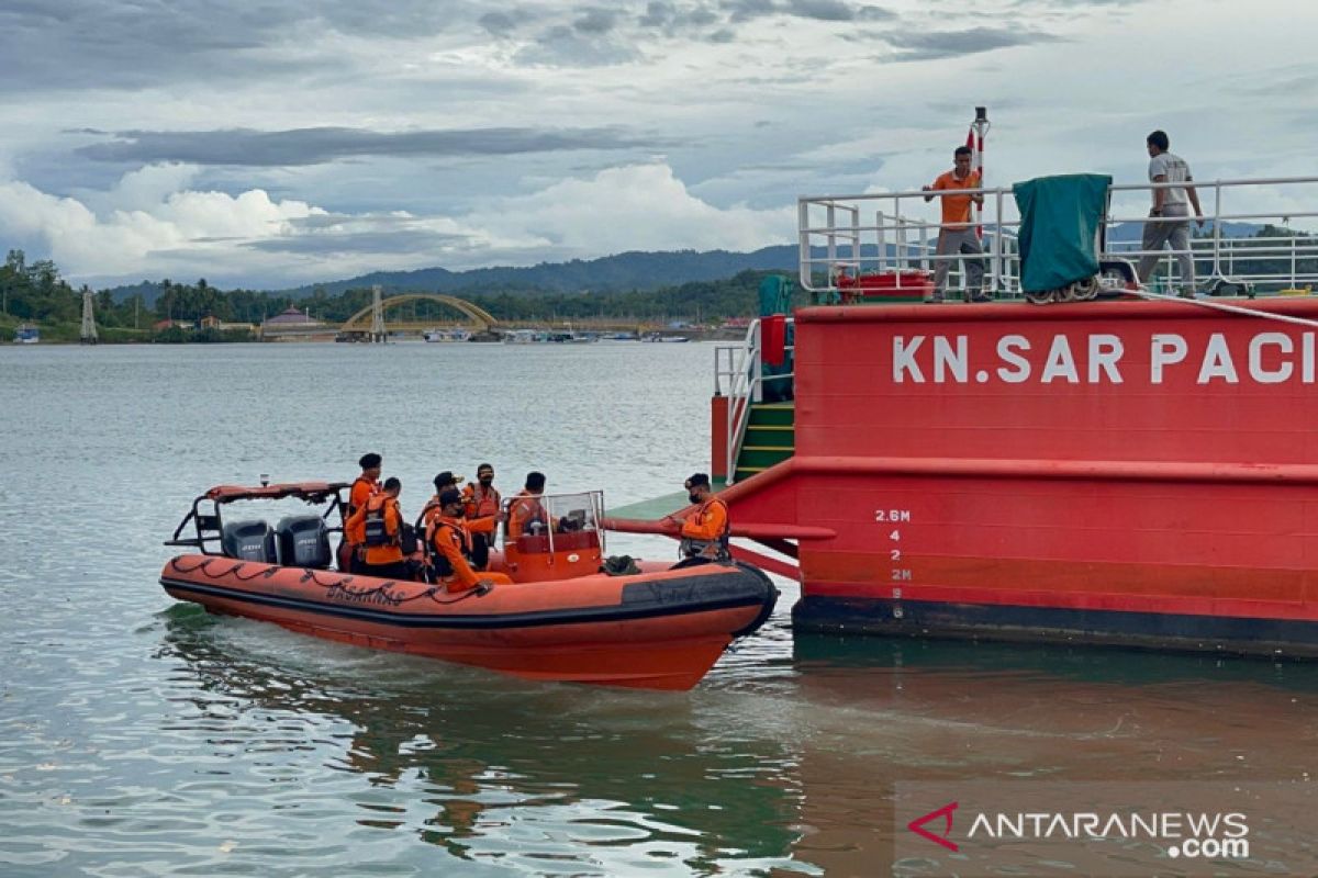 KM Putera Samudera karam karena dihantam ombak di Tanjung Toronipa Konawe