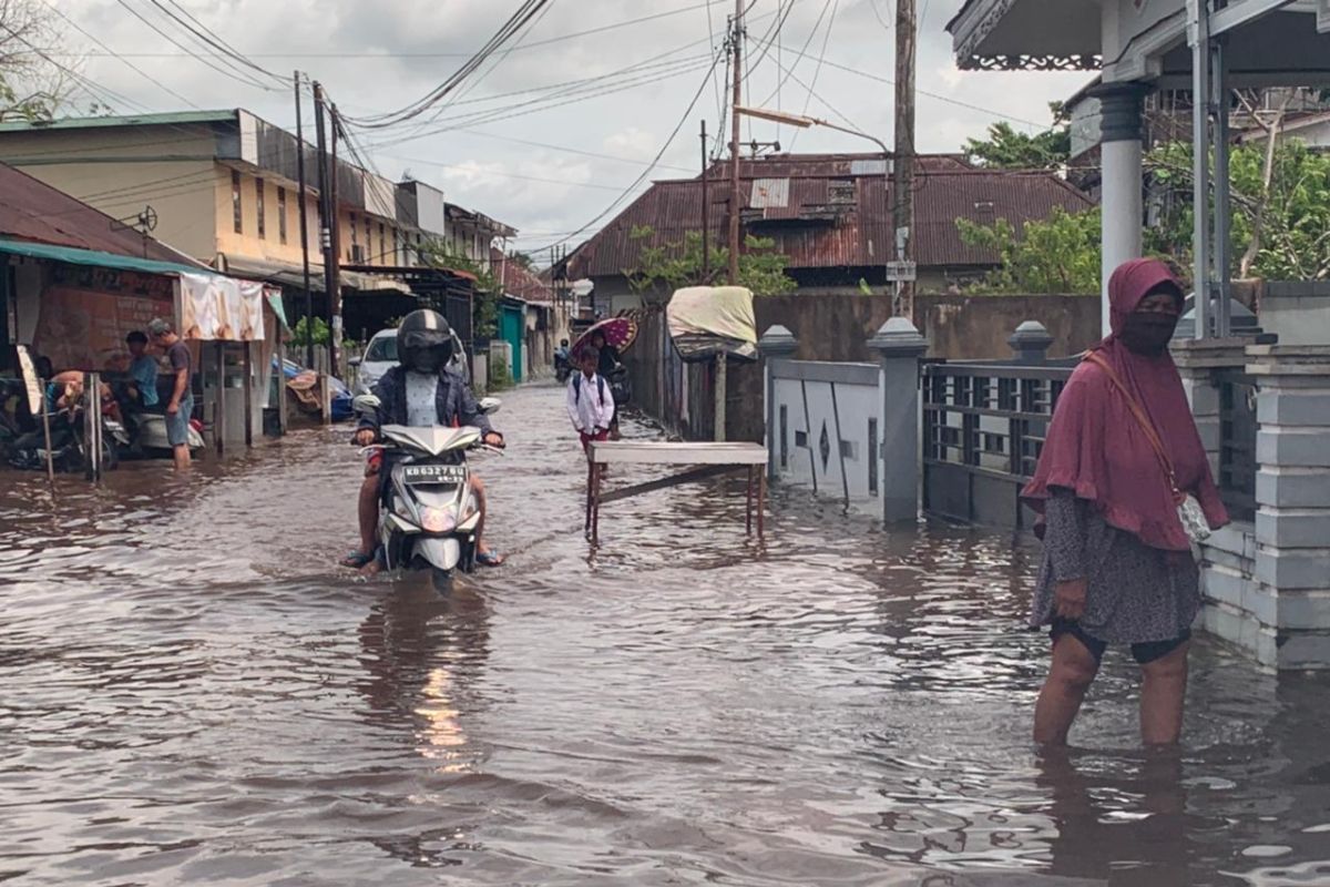 Banjir rob rendam rumah warga di pesisir Sungai Kapuas