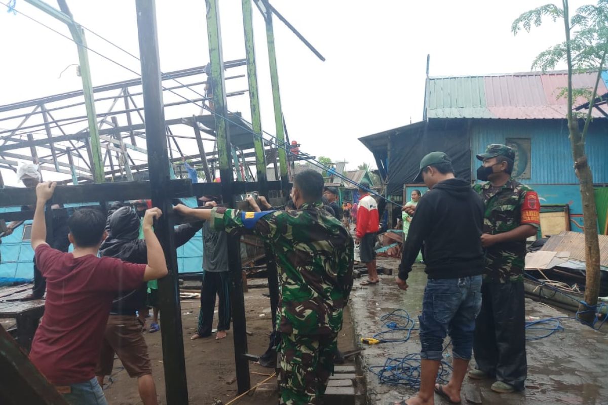 Posmat TNI AL Takalar selamatkan warga terdampak abrasi di Galesong