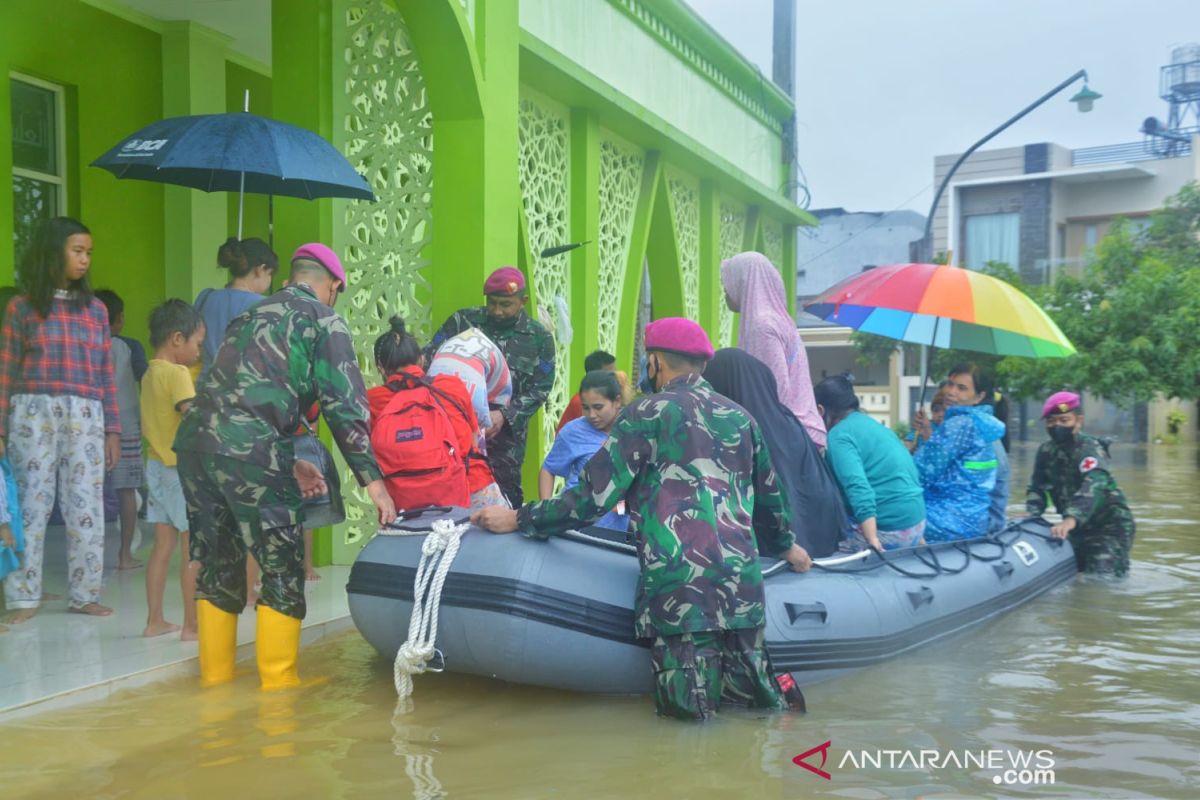 Marinir mengevakuasi korban banjir di Makassar