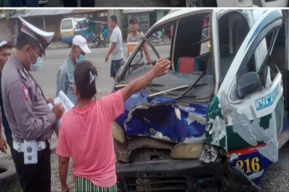 Angkot tabrak Avanza saat hendak menyeberang