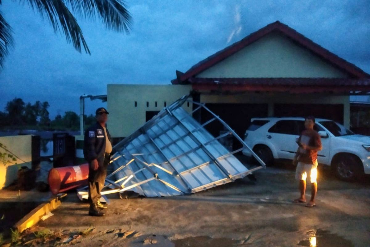 Angin puting beliung terjang Dusun Bayur Sari Desa Pasir Sakti