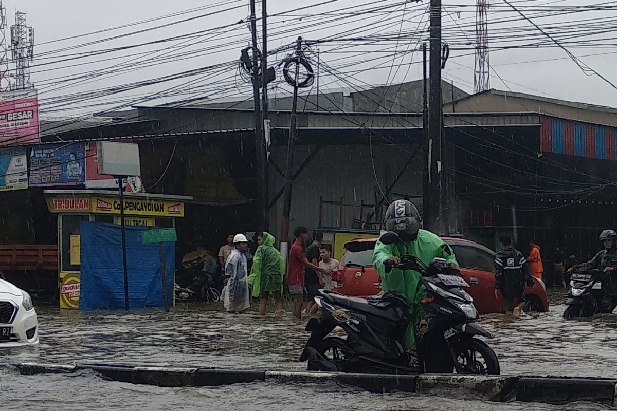 Jalan  utama kota Makassar macet parah akibat banjir