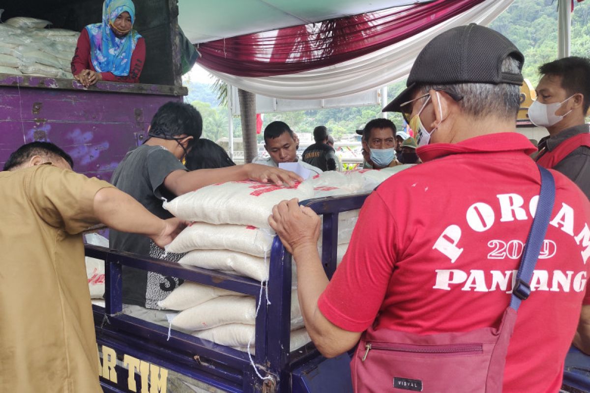 Pemot Bandarlampung salurkan 37.036 sak beras ke warga terdampak COVID-19
