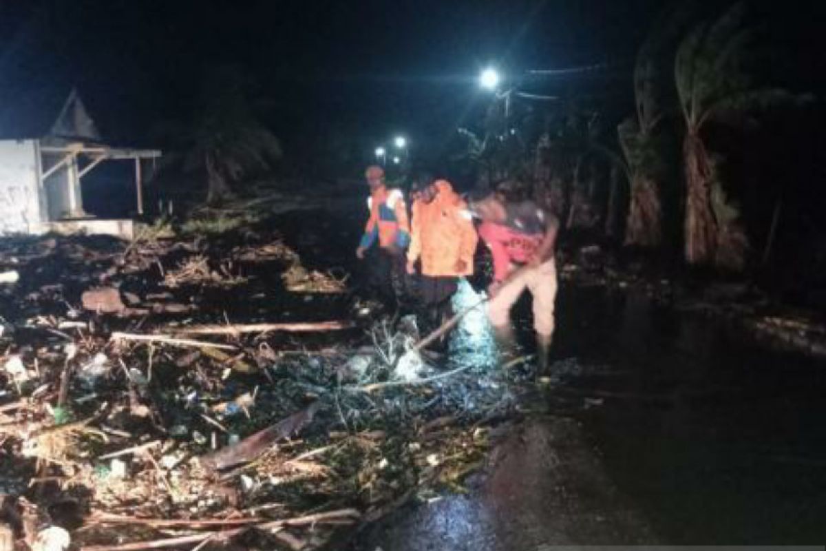 Tim TRC monitoring air laut di pemukiman warga pesisir