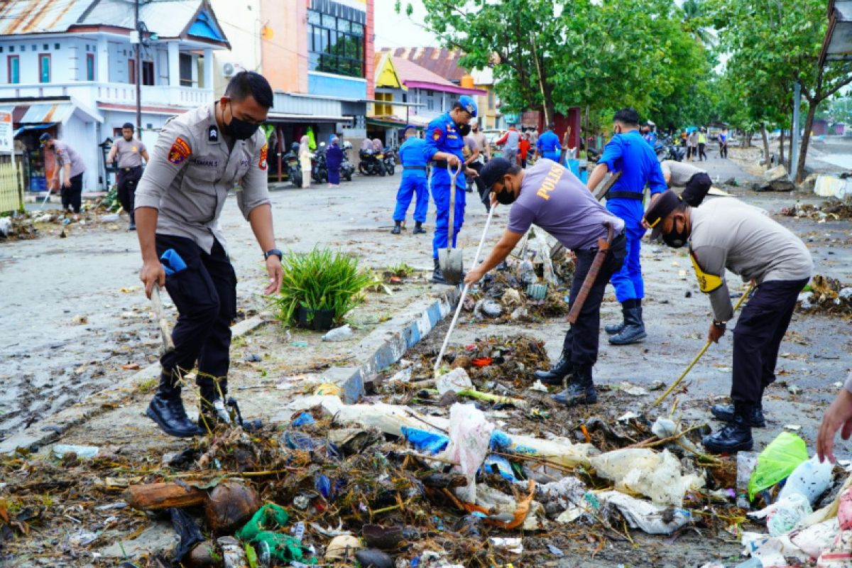 Polres Majene bersama warga bersihkan tumpukan sampah akibat banjir