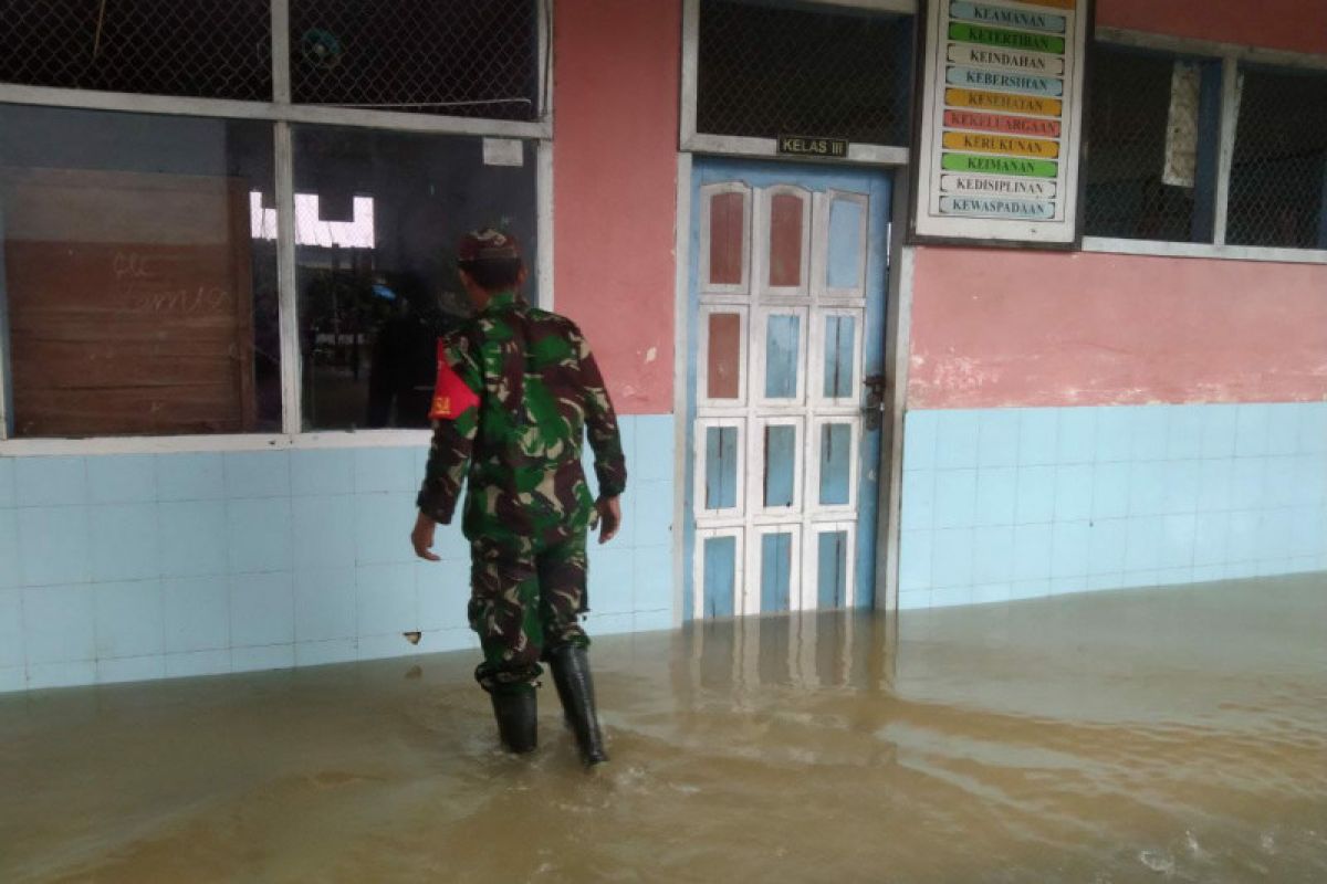 Kodim 1402/Polewali Mandar kerahkan Babinsa bantu warga korban banjir