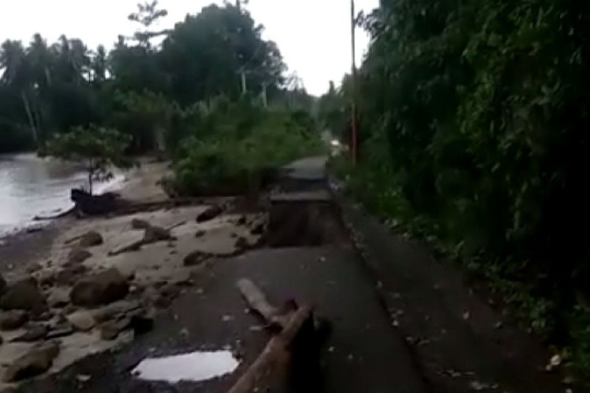 Poros Mamuju-Tapalang Sulawesi Barat terputus akibat gelombang pasang