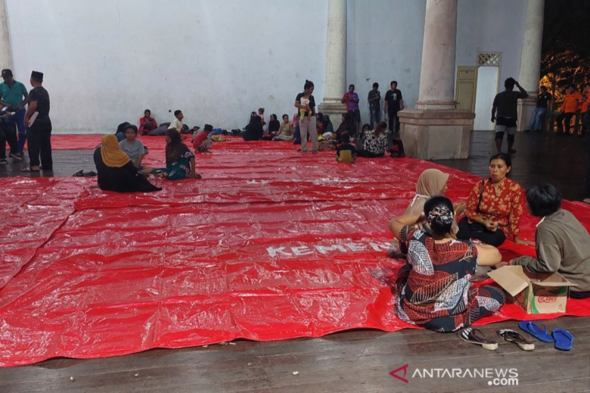 Pengungsi dampak gelombang air pasang di Ternate bertambah