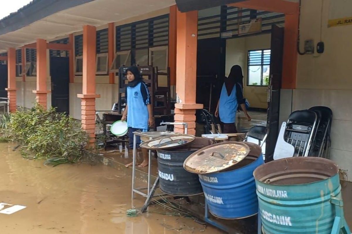 Miris SMKN Batulayar luluh lantak akibat banjir, minim perhatian pemerintah