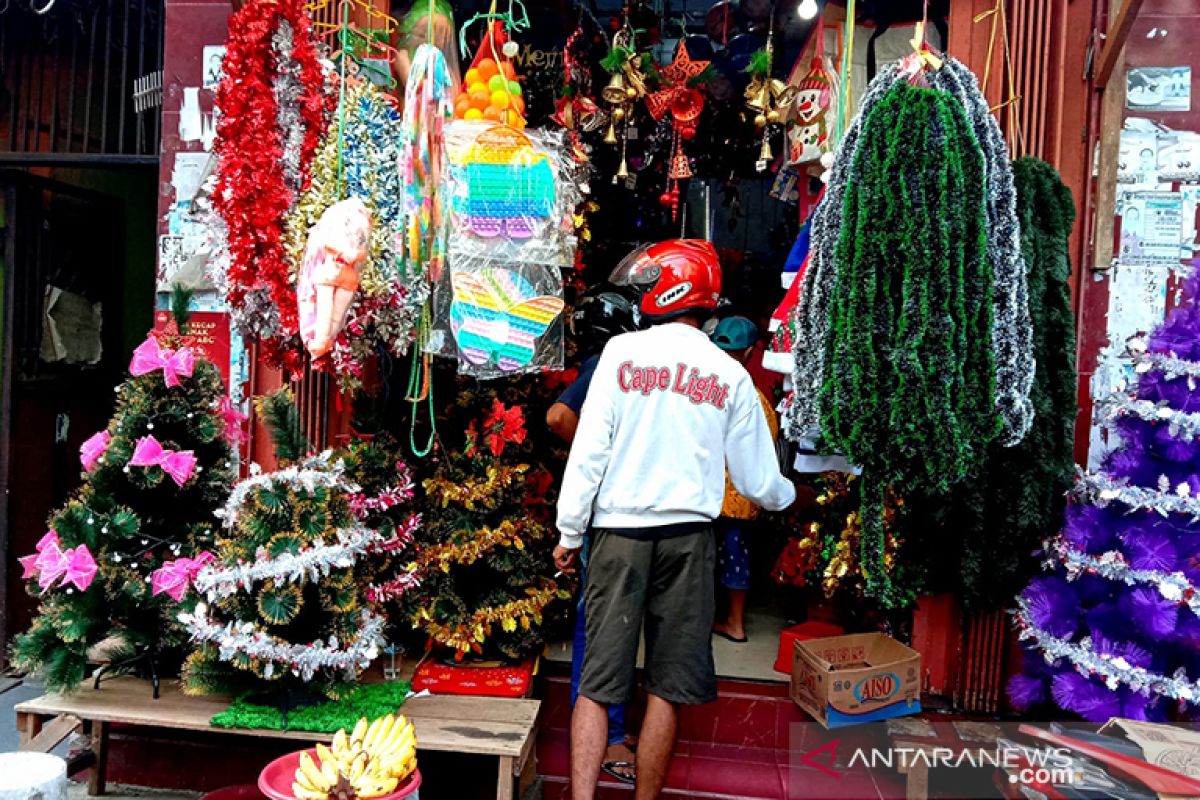 Penjualan pernak-pernik Natal mulai ramai di Ambon, berkah bagi pedagang