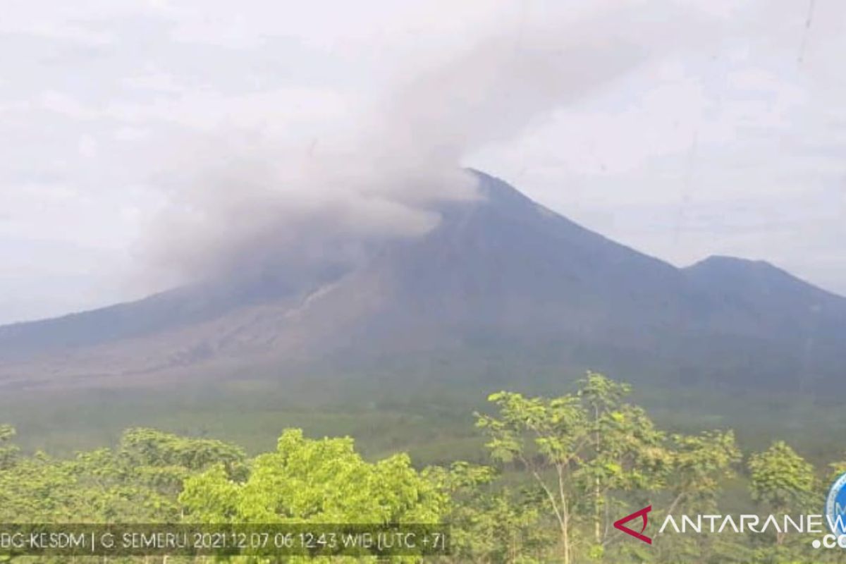 Gunung Semeru kembali luncurkan awan panas