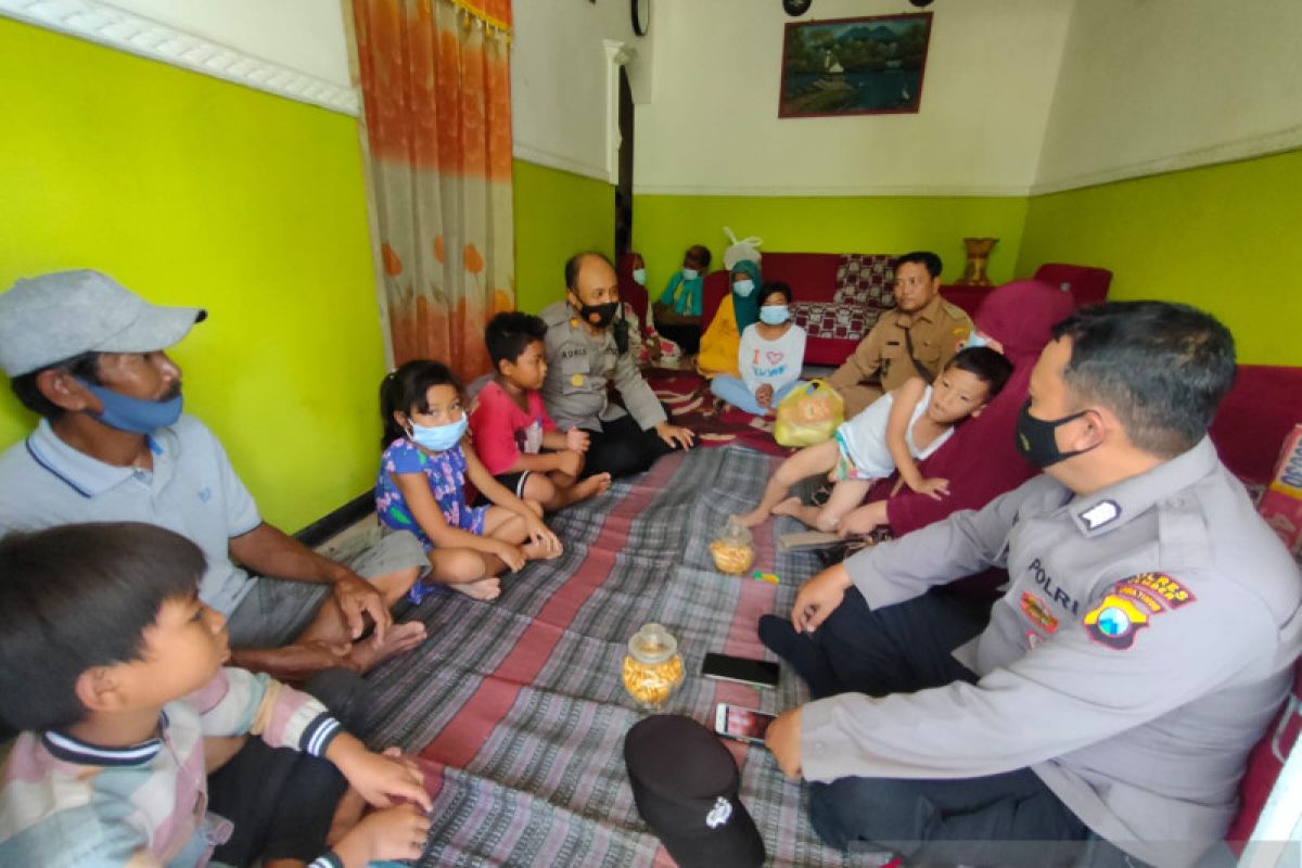 Puluhan warga terdampak bencana Gunung Semeru mengungsi ke Jember