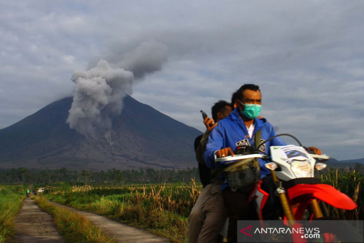 Gunung Semeru kembali luncurkan awan panas guguran