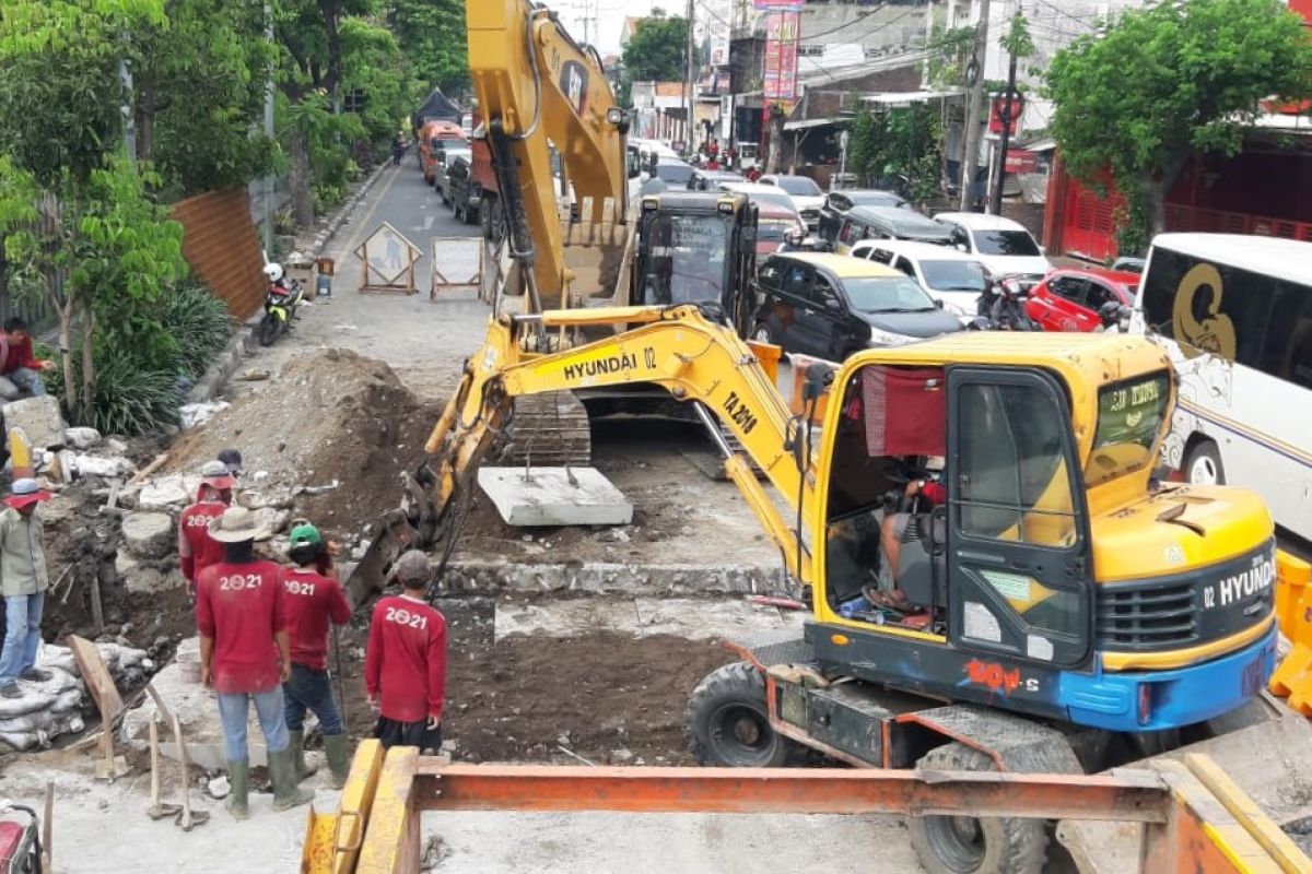 Pembangunan saluran air terkoneksi laut macetkan arah menuju jembatan Suramadu