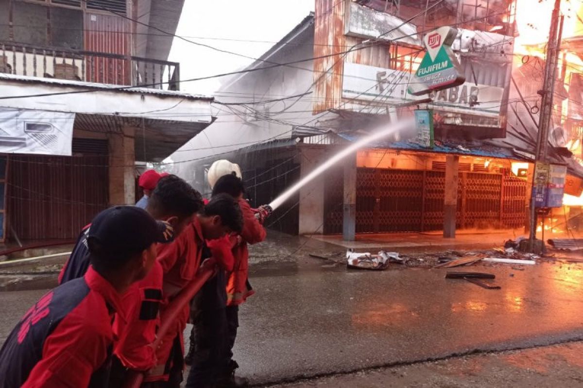 Kebakaran Pasar Tengah Kota Sintang diduga akibat korsleting listrik