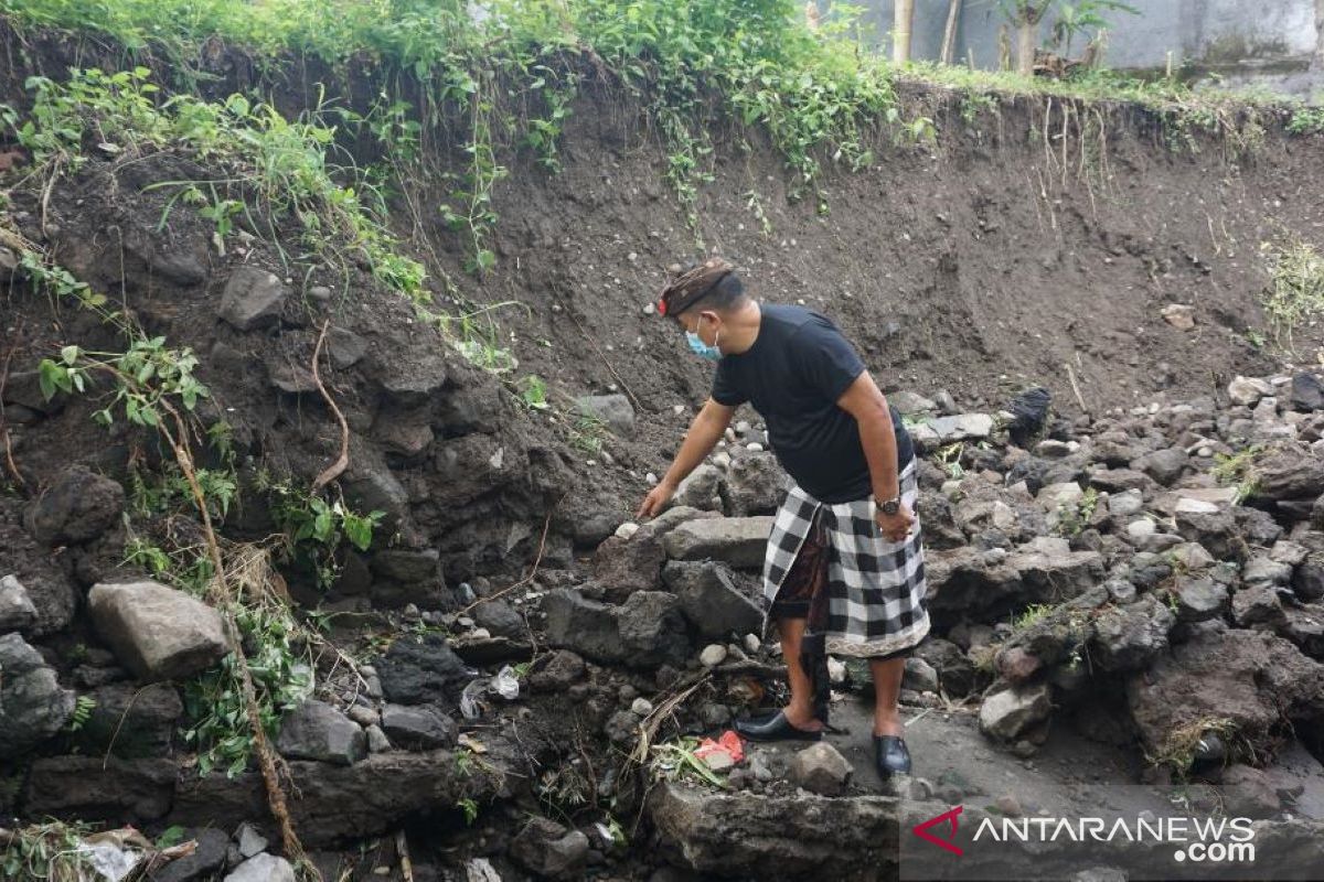 Wabup Klungkung bantu keluarga terdampak reruntuhan dinding saluran irigasi