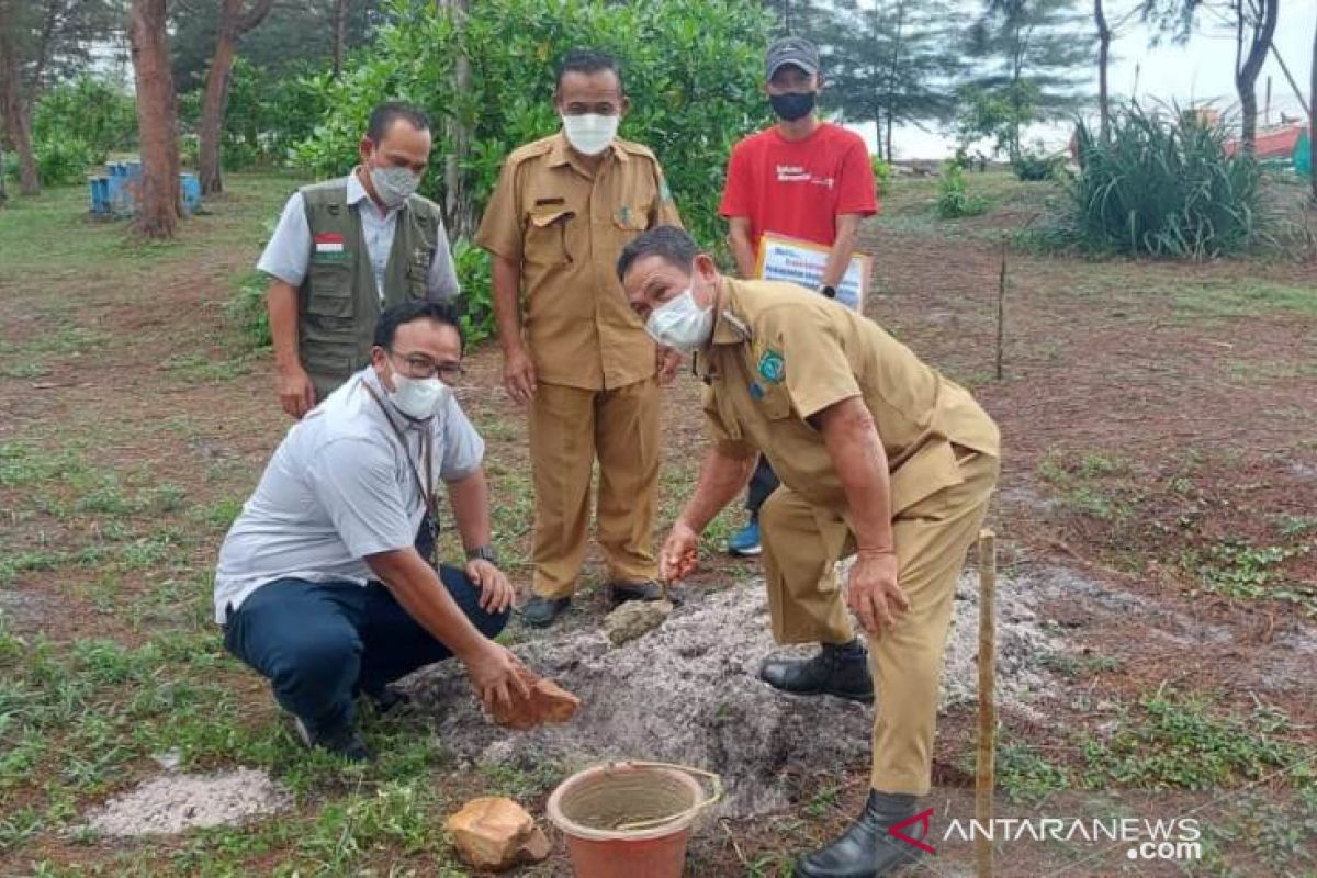 Kembangkan wisata di pantai Kuale Tambak, PT Timah bangun gazebo bersama Pokdarwis