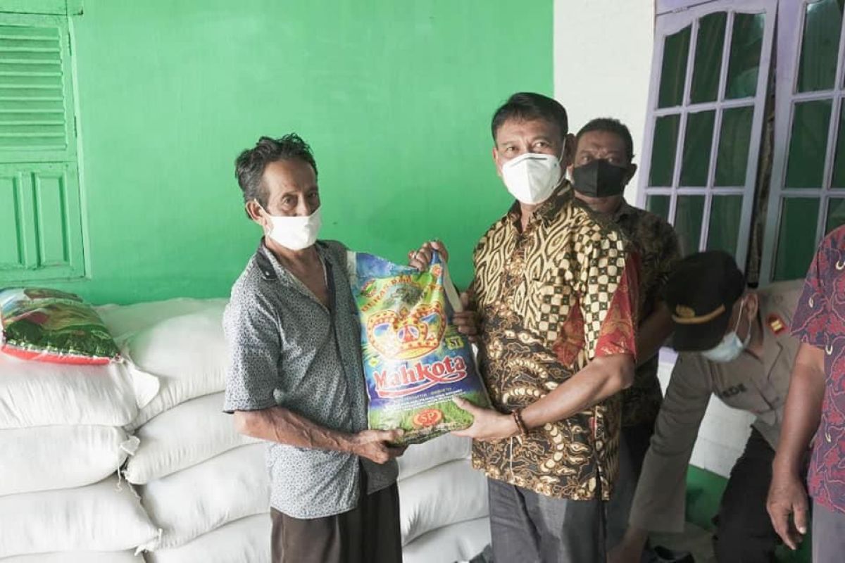 Wabup Ketapang berikan bantuan kepada warga terdampak banjir