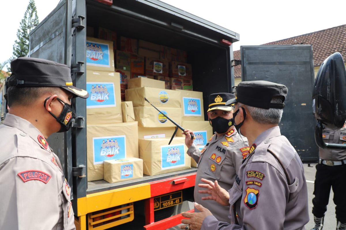 Polres Kediri Kota kirim bantuan logistik untuk pengungsi bencana Semeru