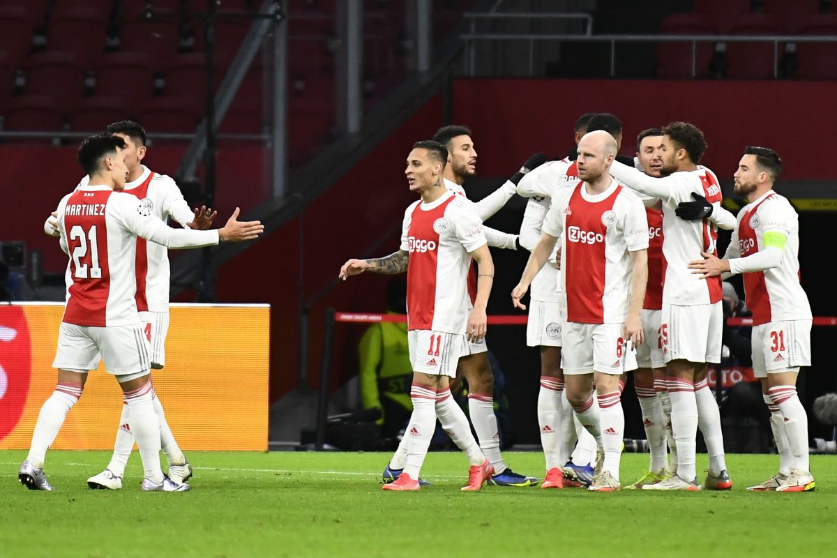 Ajax akhiri sempurna fase  grup dengan 18 poin usai gasak Sporting 4-2