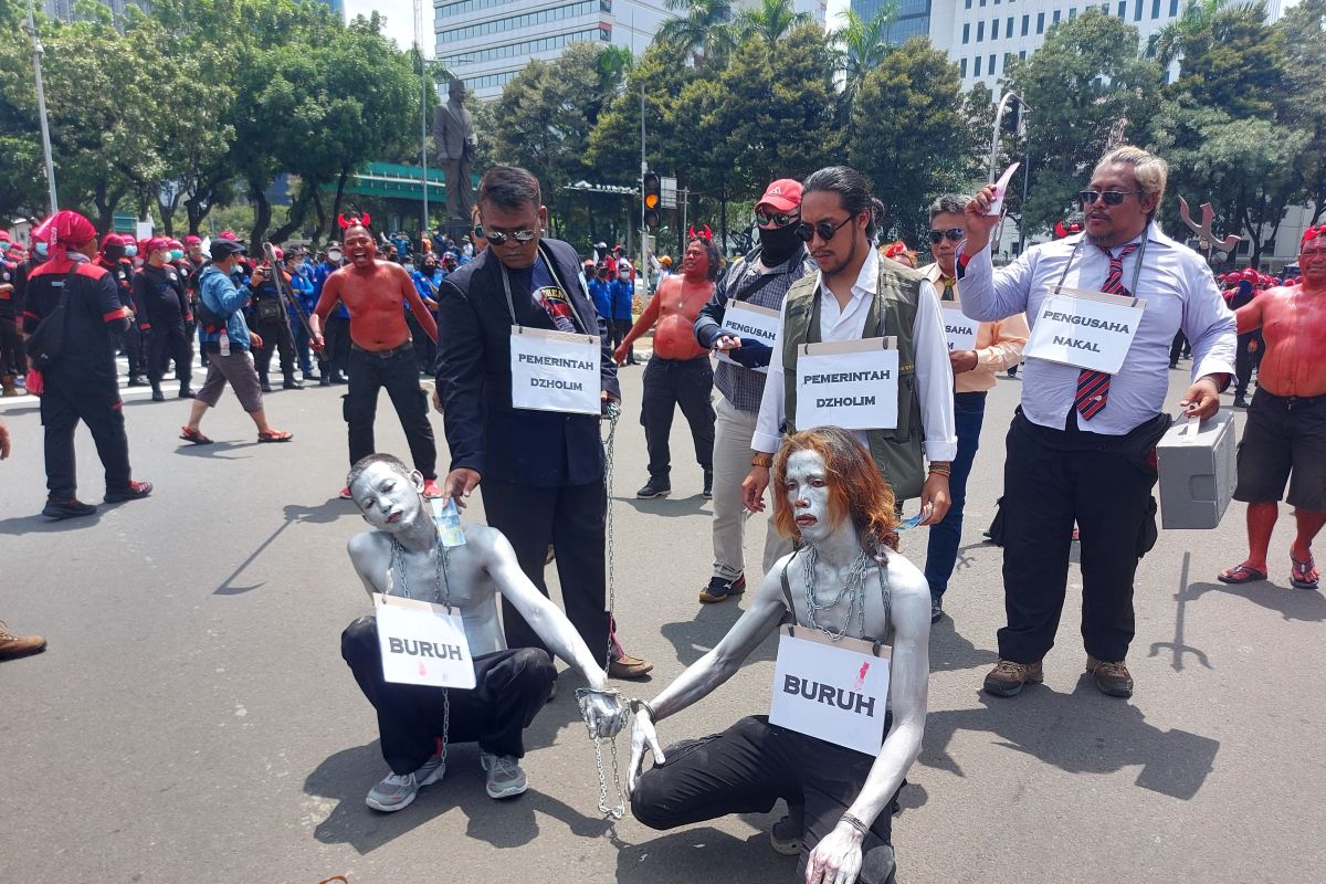 Buruh gelar aksi teatrikal manusia silver, begini tuntutannya