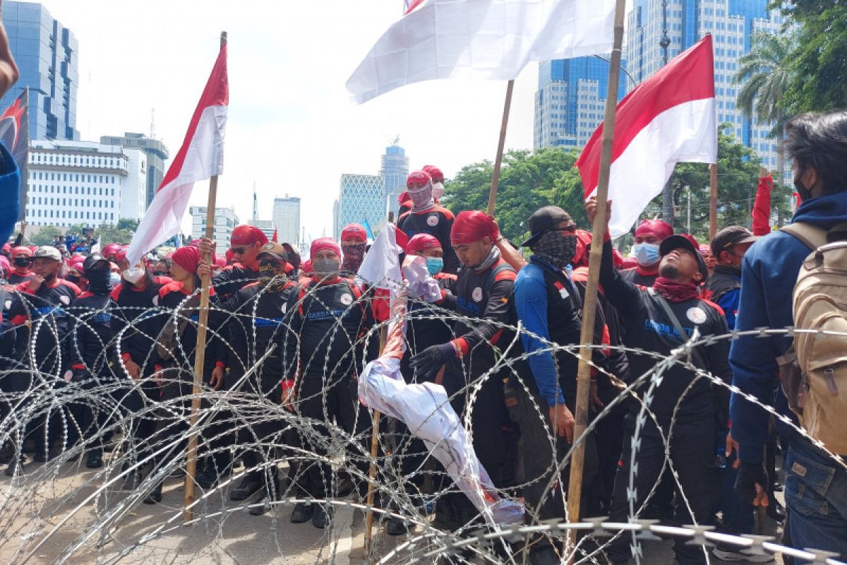 Buruh paksa terobos barikade polisi di Jalan  Merdeka Barat