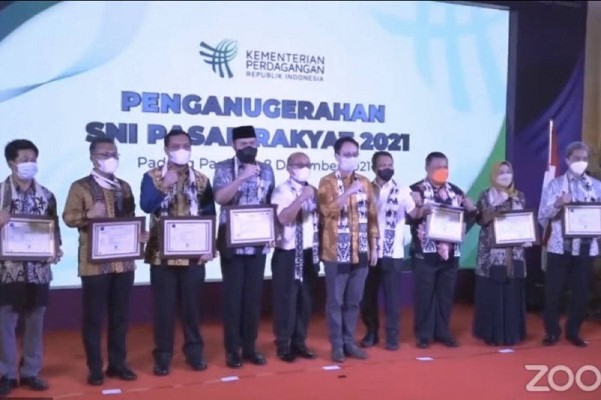 Kemendag serahkan penganugerahan SNI Pasar Rakyat 2021