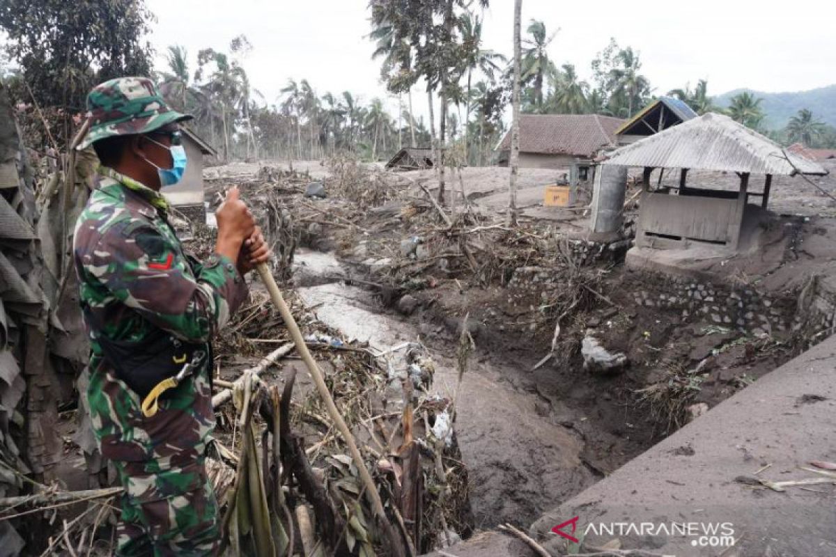 Akses ke kampung terdampak bencana Semeru dijaga berlapis cegah warga masuk