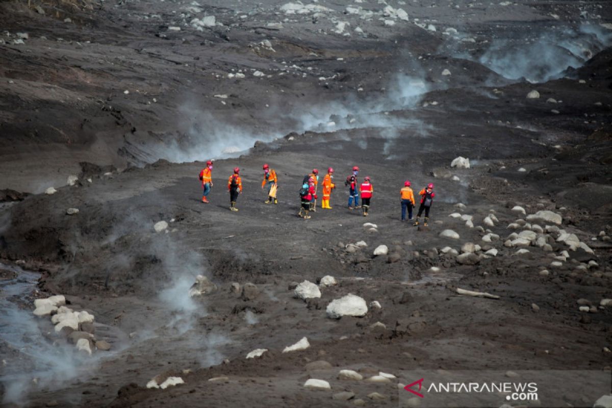 Awan panas muncul di Semeru,  evakuasi korban bencana di Curah Kobokan dihentikan sementara