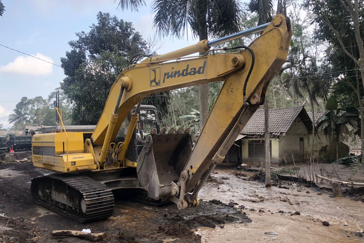 Warga Sumber Wuluh bersihkan material erupsi Semeru