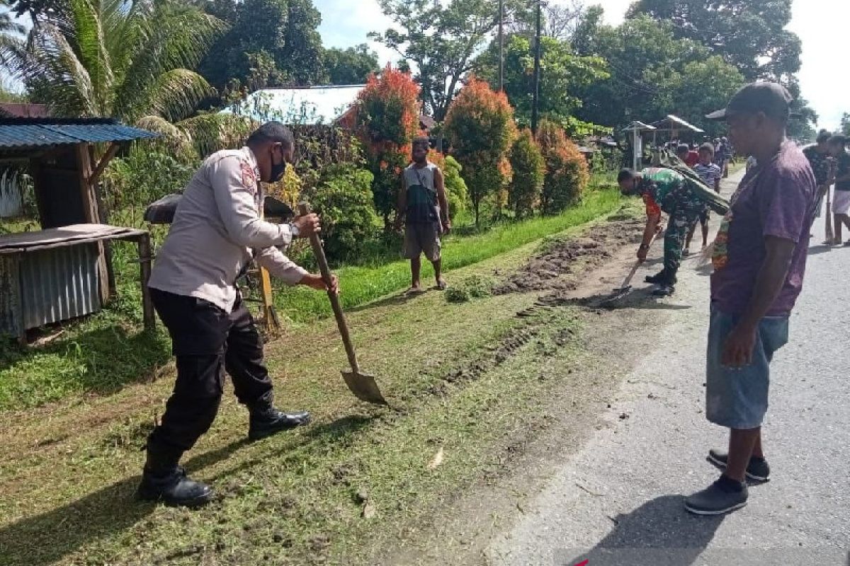 TNI/Polri bersama warga Urfas 3 Waropen Papua bersihkan bahu jalan