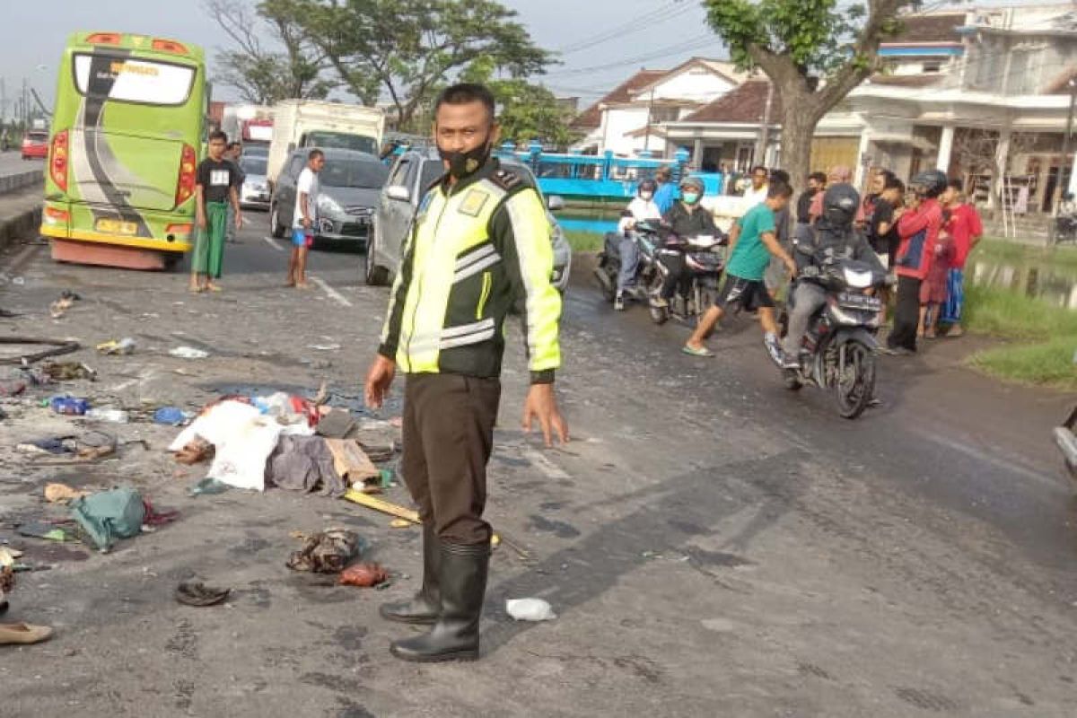 Elak motor, bus terguling dan 3 penumpang tewas