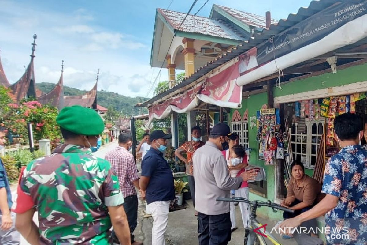 Dongkrak capaian vaksinasi, polisi dan TNI di Solok Selatan rela jalan dari rumah ke rumah