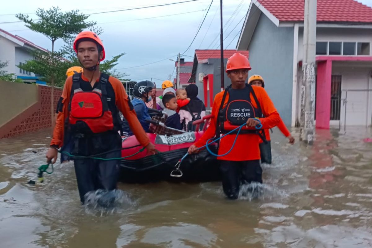Dompet Dhuafa sisir dan evakuasi warga terdampak banjir di sejumlah titik di Kota Makassar