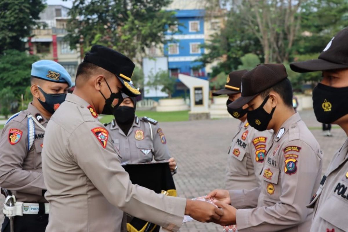 Sejumlah personel Tebing Tinggi terima penghargaan