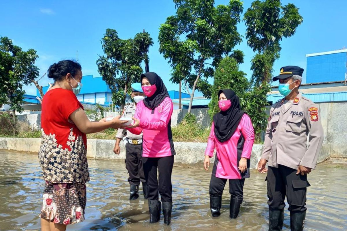 Polsek Muara Baru buka dapur umum untuk korban rob