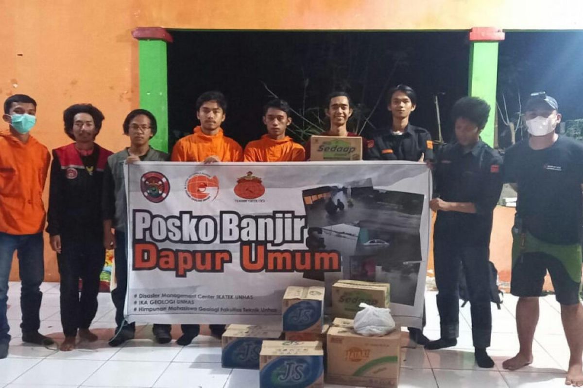 IKA Geologi Unhas ikut berbagi bantuan kepada korban banjir