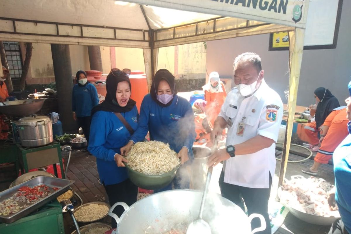 Kelurahan Ancol sediakan 3.000 paket makanan per hari buat warga